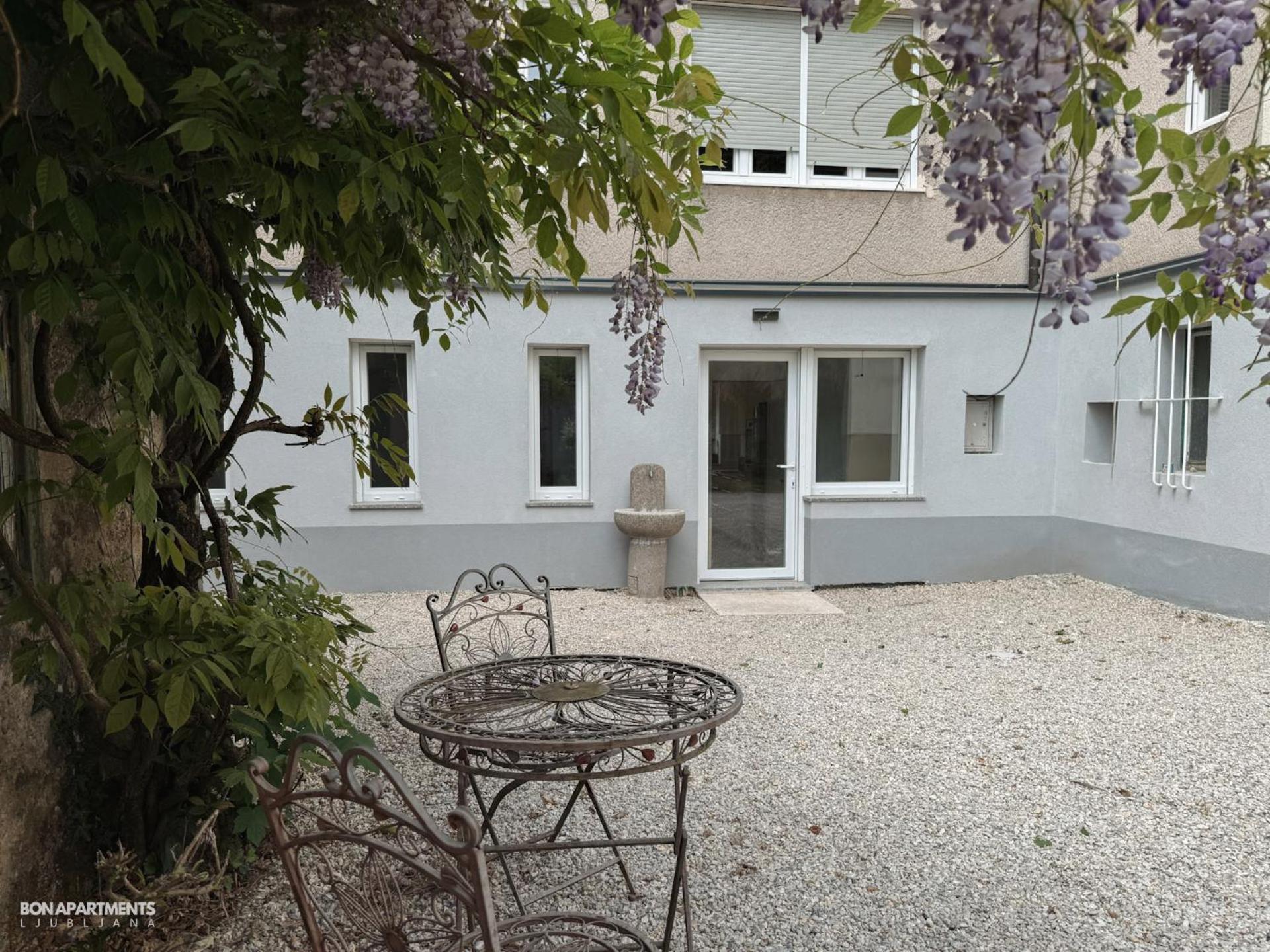 Quiet With Garden + Parking Apartment