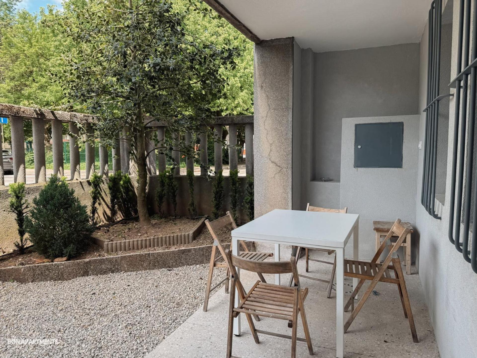Quiet With Garden + Parking Apartment *